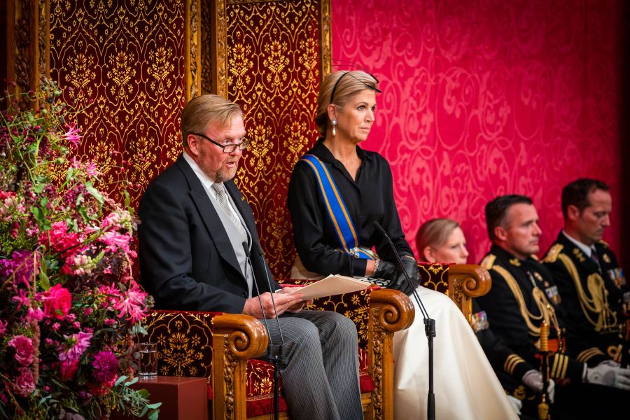 Koning Willem-Alexander spreekt de troonrede uit, naast hem zit Koningin Máxima